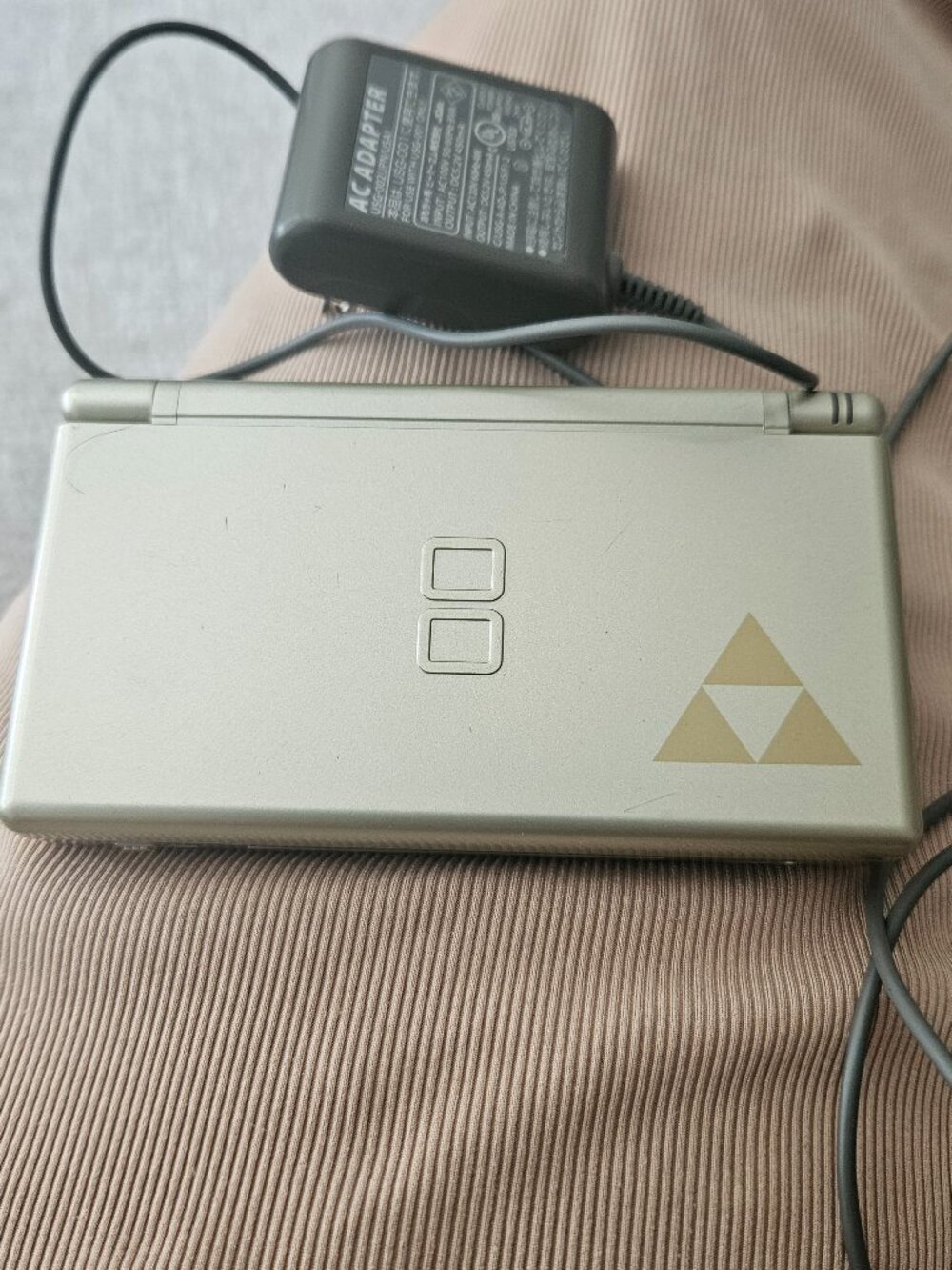 Nintendo DS Lite Zelda Phantom Hourglass Gold Triforce Edition + 3 Games